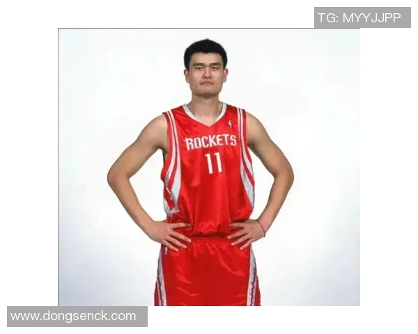 队员们对姚明的崇敬与喜爱展现了篮球精神的传承与团队凝聚力