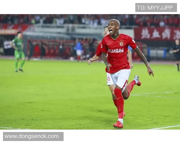 国王杯激战曼联逆转里昂绝杀瞬间引发争议判罚全场沸腾